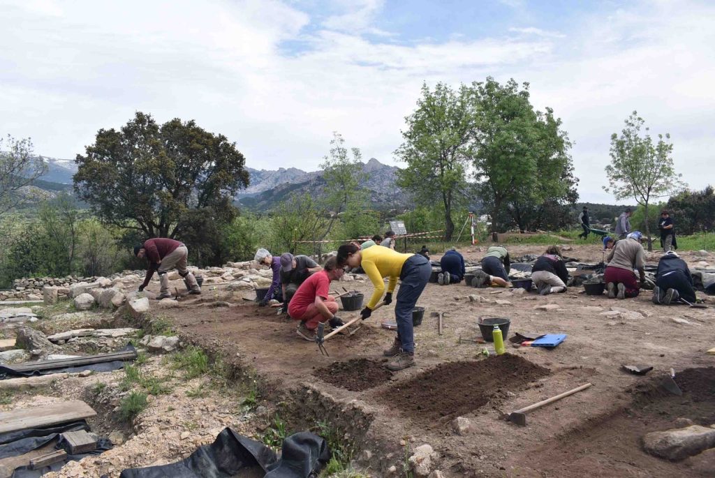 Vista panorámica del Cerrillo de El Rebollar con excavaciones arqueológicas y varios especialistas en el terreno.