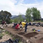 Vista panorámica del Cerrillo de El Rebollar con excavaciones arqueológicas y varios especialistas en el terreno.