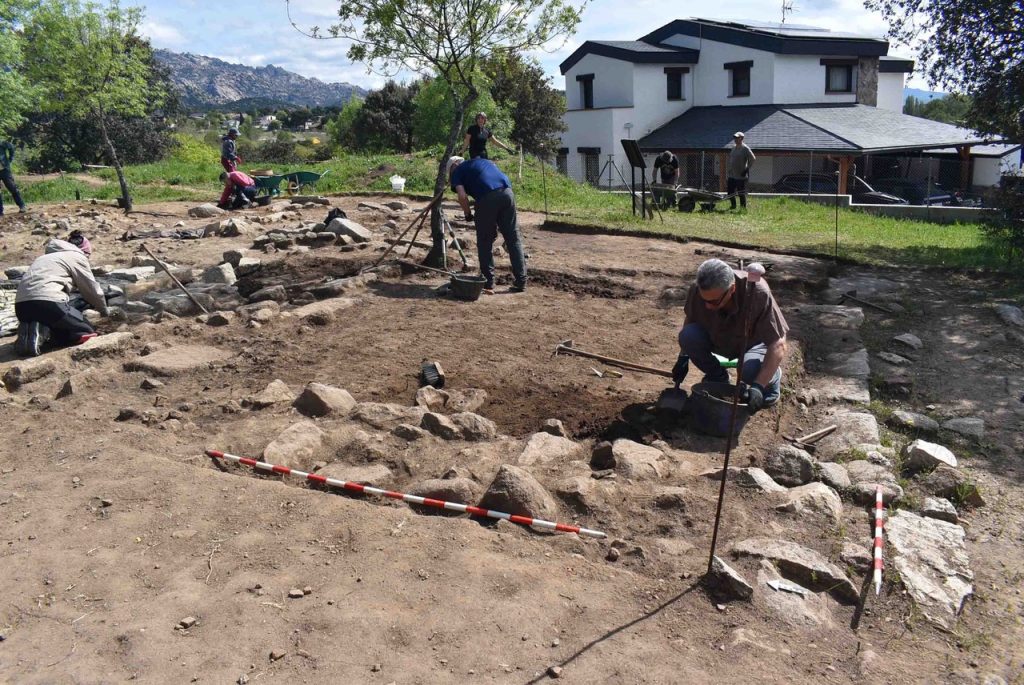 Primer plano de una tumba recién descubierta, quizás con restos óseos visibles o una estructura de la tumba.