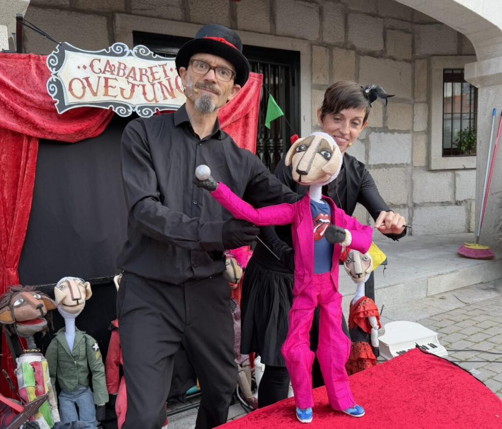 Artistas de "Cabaret Ovejuno" con sus títeres, reflejando la diversidad cultural que el Ayuntamiento de El Boalo, Cerceda y Mataelpino impulsa en eventos como la Noche en Vela.