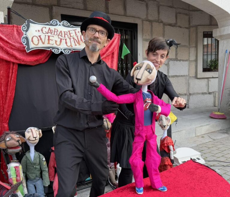 Artistas de "Cabaret Ovejuno" con sus títeres, reflejando la diversidad cultural que el Ayuntamiento de El Boalo, Cerceda y Mataelpino impulsa en eventos como la Noche en Vela.