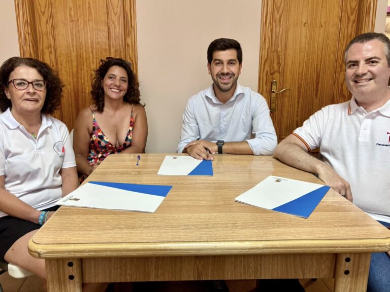 Representantes del Ayuntamiento de El Boalo, Cerceda y Mataelpino, incluyendo al Alcalde Sergio Yunquera y la Concejala de Turismo Olga Romero, junto a miembros de asociaciones jacobeas, firmando la renovación del acuerdo del Albergue Municipal.