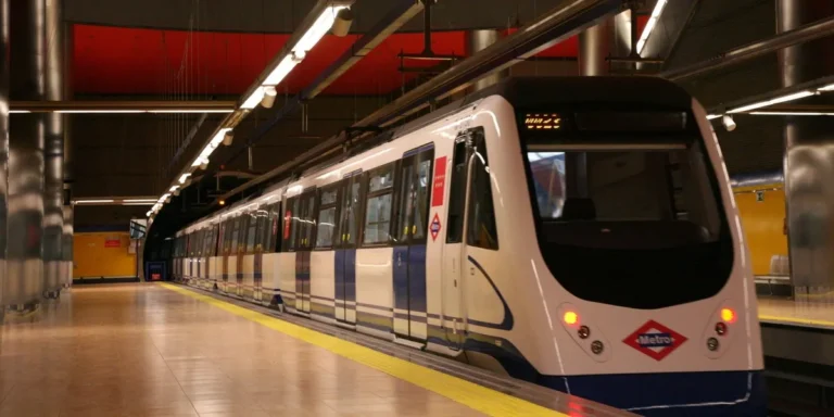 Tren moderno de Metro de Madrid llegando a la estación, simbolizando la conectividad que el Ayuntamiento de El Boalo, Cerceda y Mataelpino busca para sus ciudadanos.