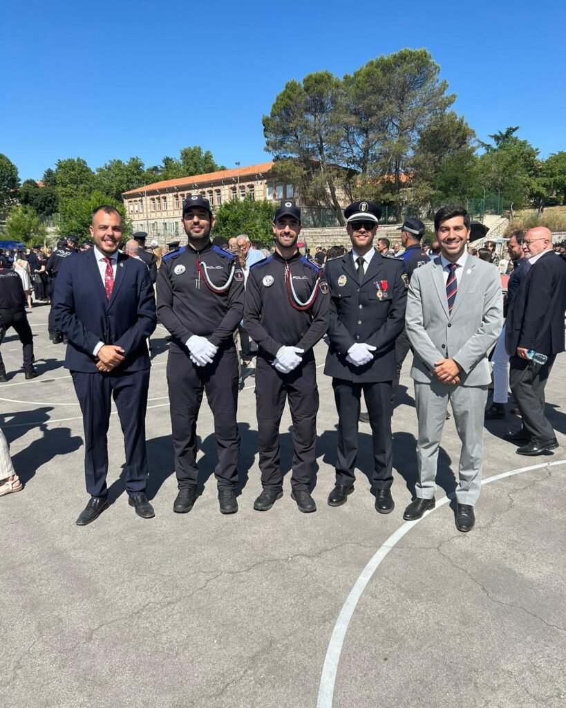 Representantes del Ayuntamiento de El Boalo, Cerceda y Mataelpino junto a los nuevos policías locales incorporados, en la ceremonia de graduación en IFISE.