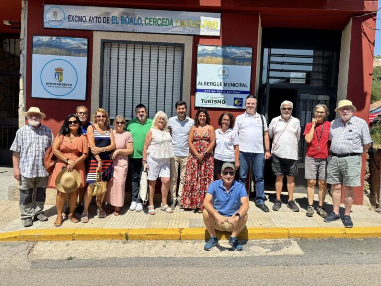 Grupo de personas, incluyendo al Alcalde Sergio Yunquera y representantes del Ayuntamiento de El Boalo, Cerceda y Mataelpino, posando frente al Albergue Municipal de Mataelpino en el aniversario de su apertura.