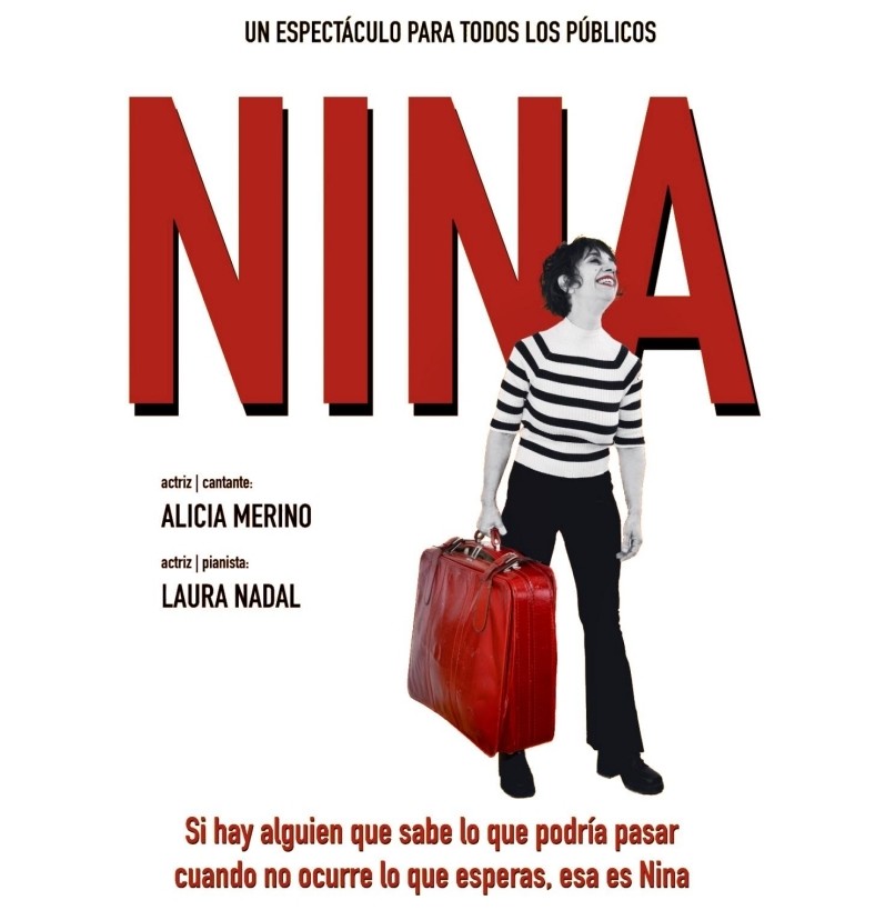 Póster del espectáculo "NINA". El diseño es minimalista con grandes letras rojas. Muestra a una mujer de espaldas, con una maleta roja, mirando hacia atrás y riendo. El póster anuncia el evento con los nombres de las actrices, la fecha y el lugar.