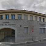 Fachada exterior de la Casa de la Cultura de Cerceda, un edificio de piedra con forma semicircular, ventanas y la inscripción "CERCEDA CASA DE CULTURA" y "BIBLIOTECA MUNICIPAL CARMEN MARTÍN GAITE".