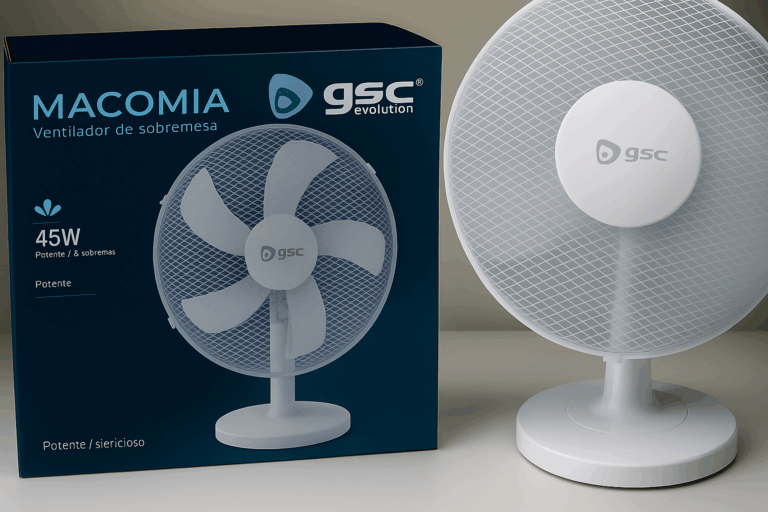 Un ventilador de sobremesa blanco de la marca GSC Evolution, modelo Macomia, junto a su caja de embalaje que muestra la referencia del producto y sus características.