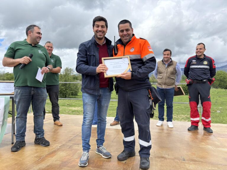 Reconocimiento Oficial en la Cruz de Mayo de Cerceda