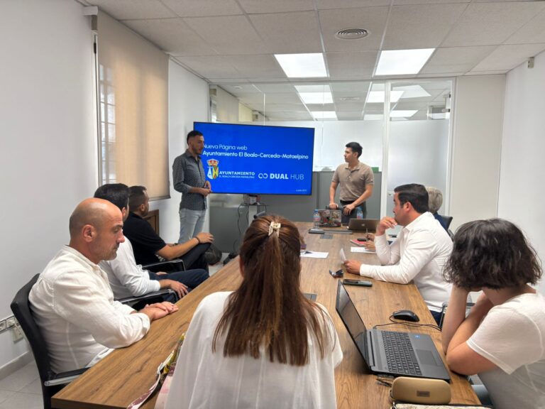 Presentación de la nueva página web del Ayuntamiento de El Boalo, Cerceda y Mataelpino por parte de Dual Hub, con asistentes observando la pantalla en una sala de reuniones.