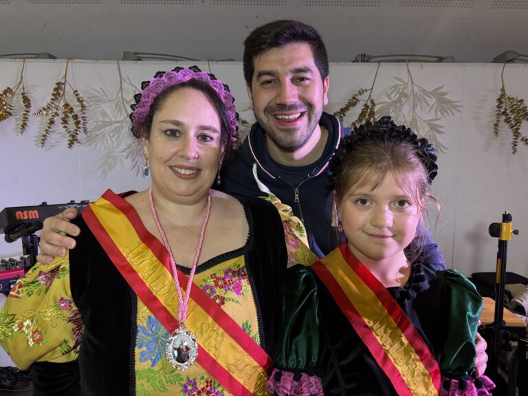 El alcalde Sergio Yunquera (en el centro, con camisa azul) posando con una mujer (izquierda) vestida de "Águeda" con banda de "Alcaldesa" y una niña, simbolizando la entrega del bastón de mando en Mataelpino.
