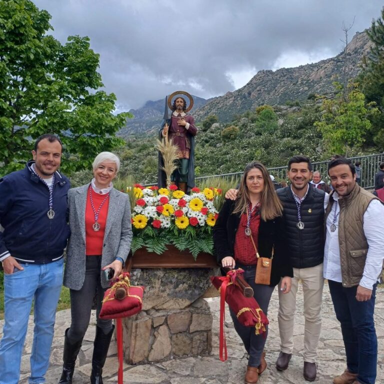 Autoridades y Devotos Celebrando San Isidro
