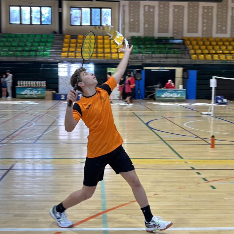 Joven Atleta en Acción en el Bádminton