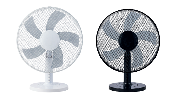 Un ventilador de sobremesa blanco y otro negro, ambos con rejilla protectora y base, sobre un fondo blanco.