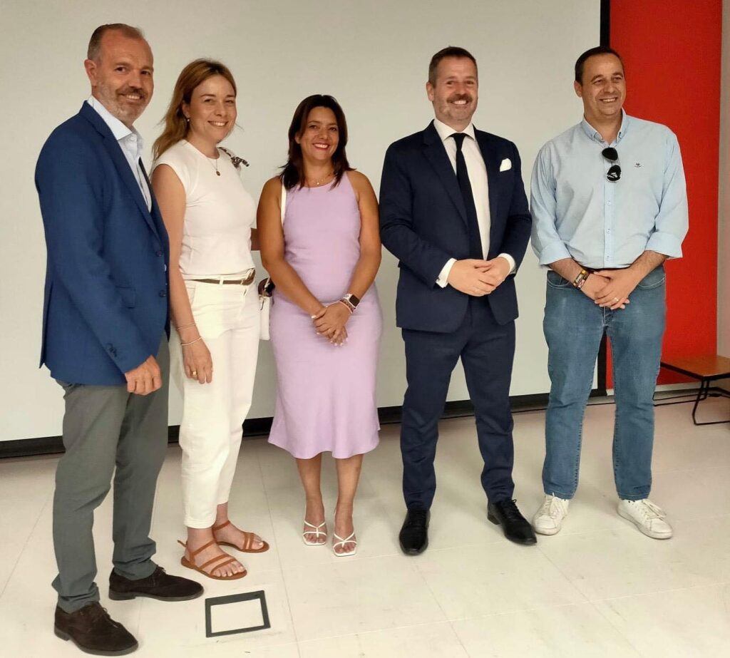 Representantes del sector y del gobierno, incluyendo a la concejal de Desarrollo Local de El Boalo, Cerceda y Mataelpino, posando en el evento de presentación de la Asociación de Cerveceras de la Comunidad de Madrid.