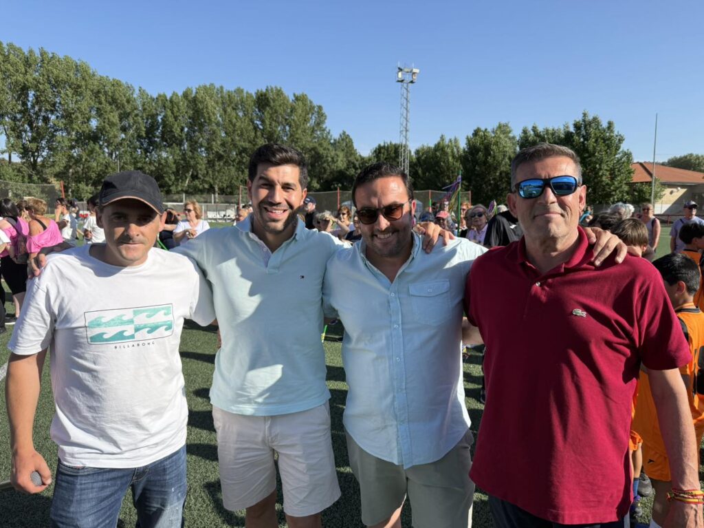 Hombres, incluyendo a representantes del Ayuntamiento de El Boalo, Cerceda y Mataelpino, celebrando la clausura de la temporada deportiva en el campo de fútbol.