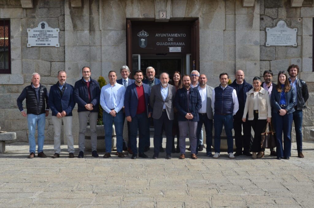Grupo de alcaldes y concejales de ADSierra, incluyendo representantes de El Boalo, Cerceda y Mataelpino, posando frente al Ayuntamiento de Guadarrama tras una reunión sobre el fomento del deporte base.