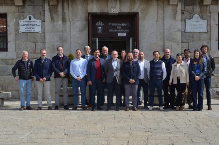 Grupo de alcaldes y concejales de ADSierra, incluyendo representantes de El Boalo, Cerceda y Mataelpino, posando frente al Ayuntamiento de Guadarrama tras una reunión sobre el fomento del deporte base.
