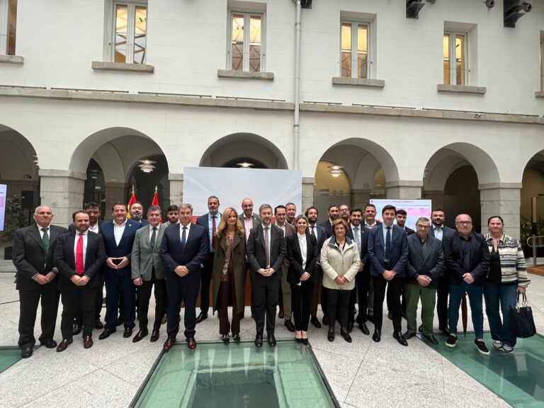 Grupo de alcaldes y autoridades, incluyendo al representante de El Boalo, Cerceda y Mataelpino, en la presentación de las nuevas Oficinas Judiciales municipales.