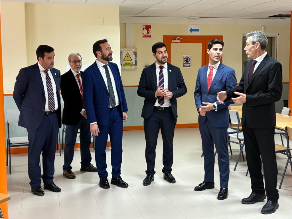 Grupo de autoridades, incluyendo al Consejero de Educación y representantes de El Boalo, Cerceda y Mataelpino, conversando durante la visita a las instalaciones del IES "El Boalo".