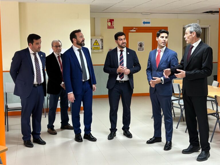 Grupo de autoridades, incluyendo al Consejero de Educación y representantes de El Boalo, Cerceda y Mataelpino, conversando durante la visita a las instalaciones del IES "El Boalo".