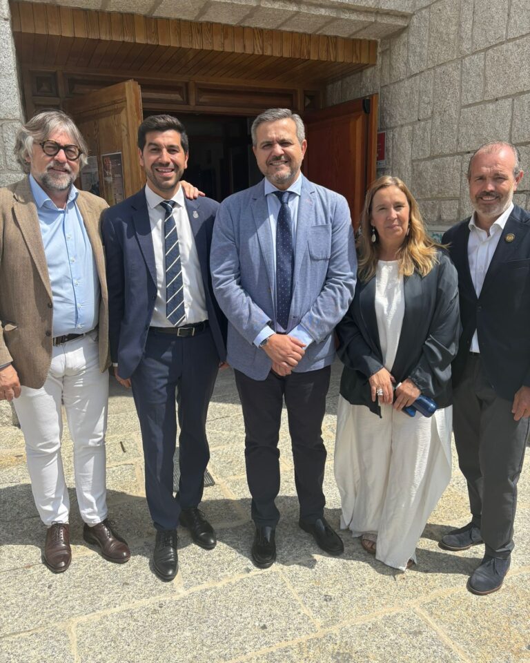 Grupo de cinco personas, incluyendo al Alcalde de El Boalo, Cerceda y Mataelpino, Sergio Yunquera, en un evento de promoción turística en la Sierra de Guadarrama.