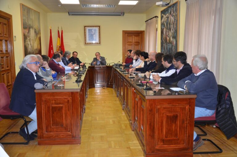 Líderes de ADSierra y de la Real Federación Madrileña de Fútbol en una mesa de reuniones, discutiendo estrategias para el deporte base que beneficiarán a municipios como El Boalo, Cerceda y Mataelpino.
