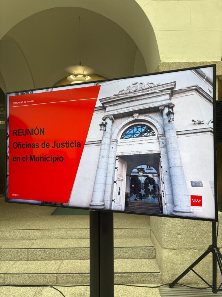 Pantalla informativa en la reunión sobre las "Oficinas de Justicia en el Municipio" para la Comunidad de Madrid, un servicio clave para El Boalo, Cerceda y Mataelpino.