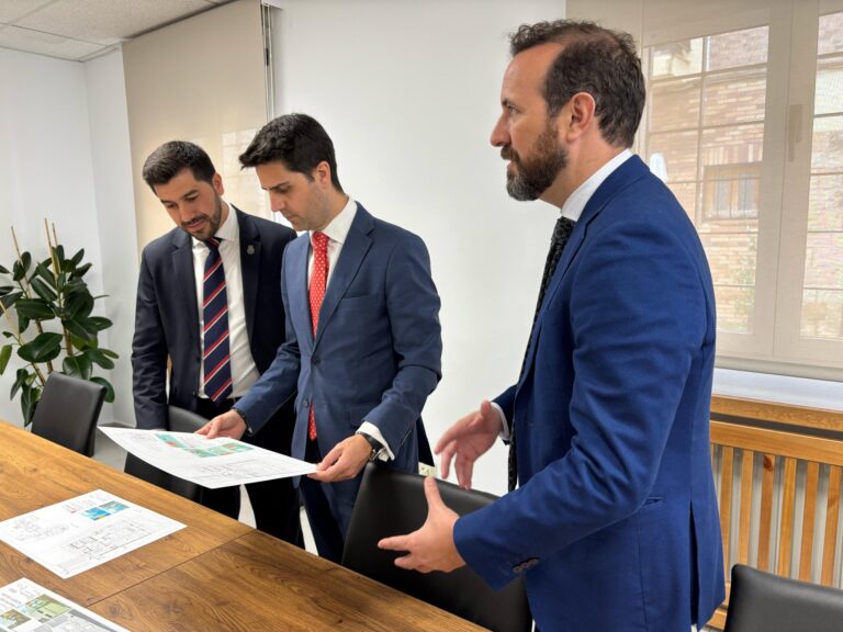 El Consejero de Educación, Viceconsejero y representantes de El Boalo, Cerceda y Mataelpino revisando planos de ampliación para el IES "El Boalo", simbolizando la inversión educativa.