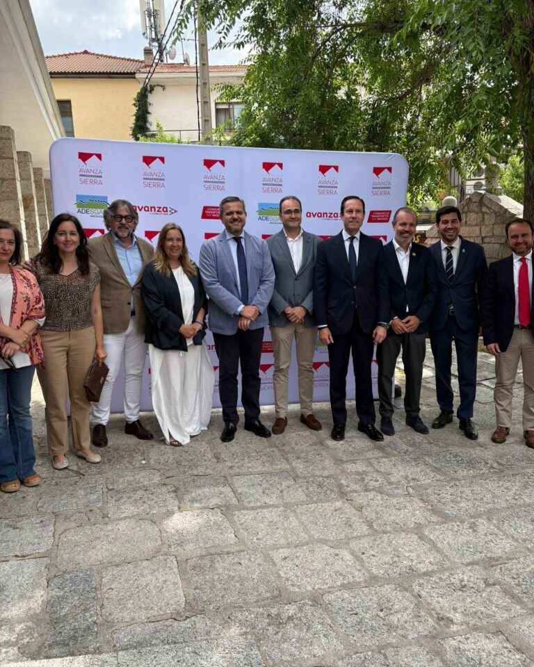 Amplio grupo de autoridades y colaboradores posando frente a un panel con los logos de "Avanza Sierra" y "Adesgam" en los Premios Avanza, con la participación de representantes de El Boalo, Cerceda y Mataelpino.