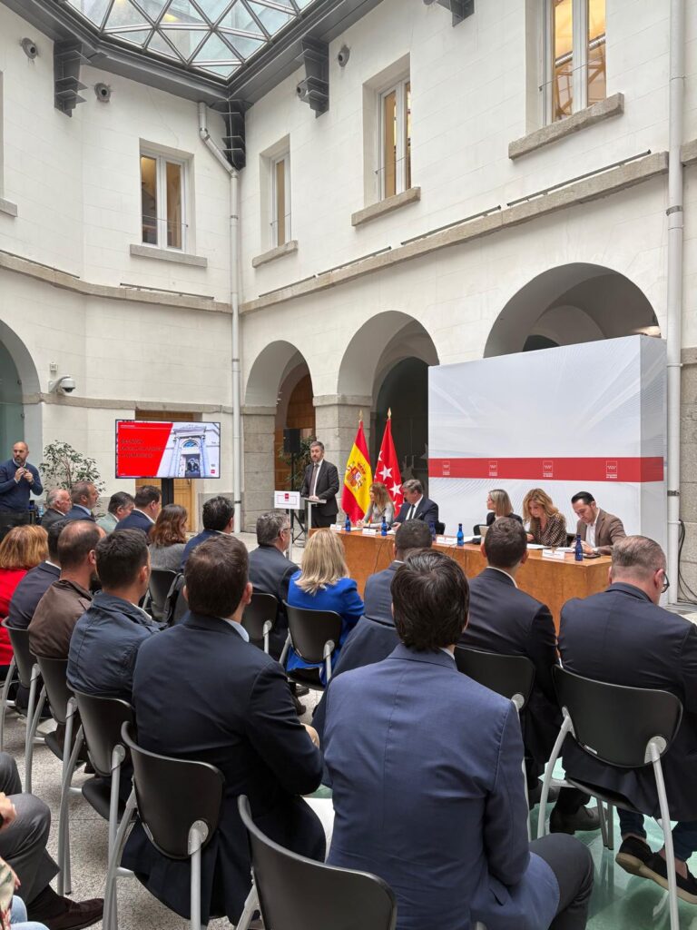 Vista de una sala de conferencias con público escuchando a los ponentes, donde se discutieron las nuevas Oficinas Judiciales municipales, vitales para El Boalo, Cerceda y Mataelpino.