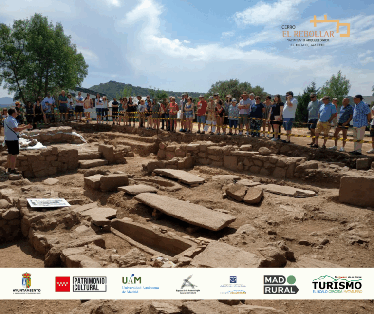 Póster de un evento de visita guiada al yacimiento El Rebollar, con la imagen de un grupo de personas observando excavaciones arqueológicas.
