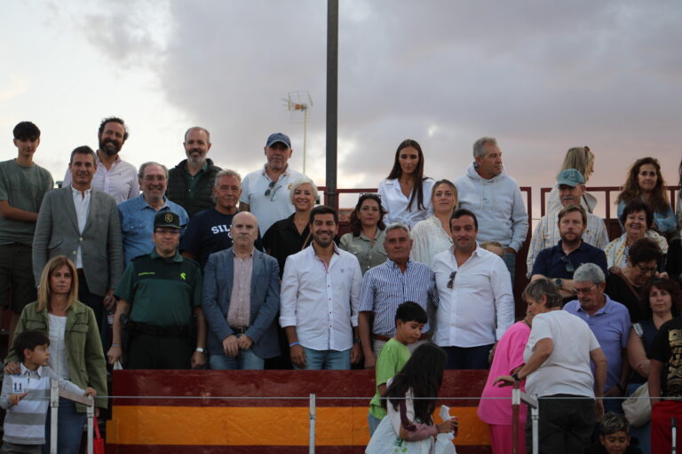 Esta imagen capturó un momento solemne en el palco de honor de un evento festivo. Varios miembros de la corporación municipal, junto a autoridades y vecinos, se reunieron para presenciar uno de los actos centrales de las festividades.