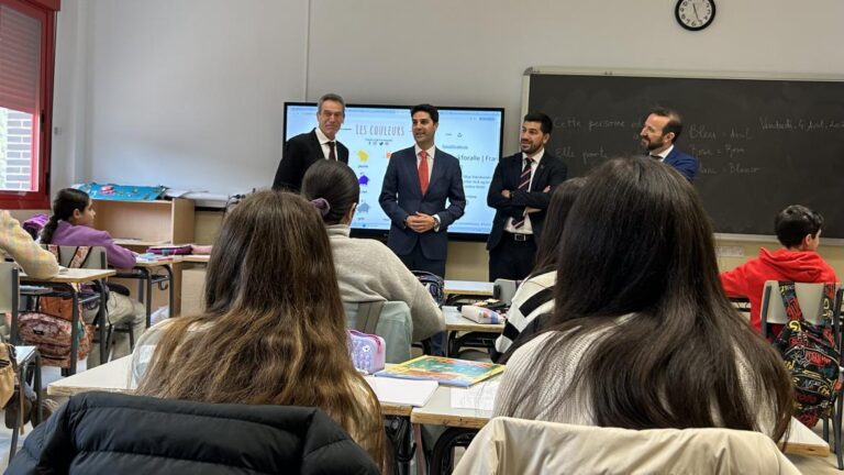 Cuatro hombres, incluido el alcalde Sergio Yunquera, de pie en un aula moderna, observando el espacio.