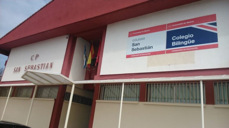 Fachada del CEIPSO San Sebastián en El Boalo, futuro IES El Boalo, con su entrada y zona de aparcamiento.