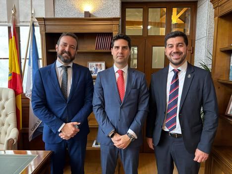 Tres hombres, incluyendo al Alcalde Sergio Yunquera, posando formalmente en una oficina con un ambiente institucional.